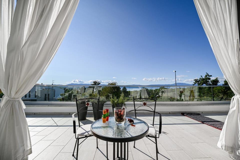 Balcony/Terrace, Drinks
