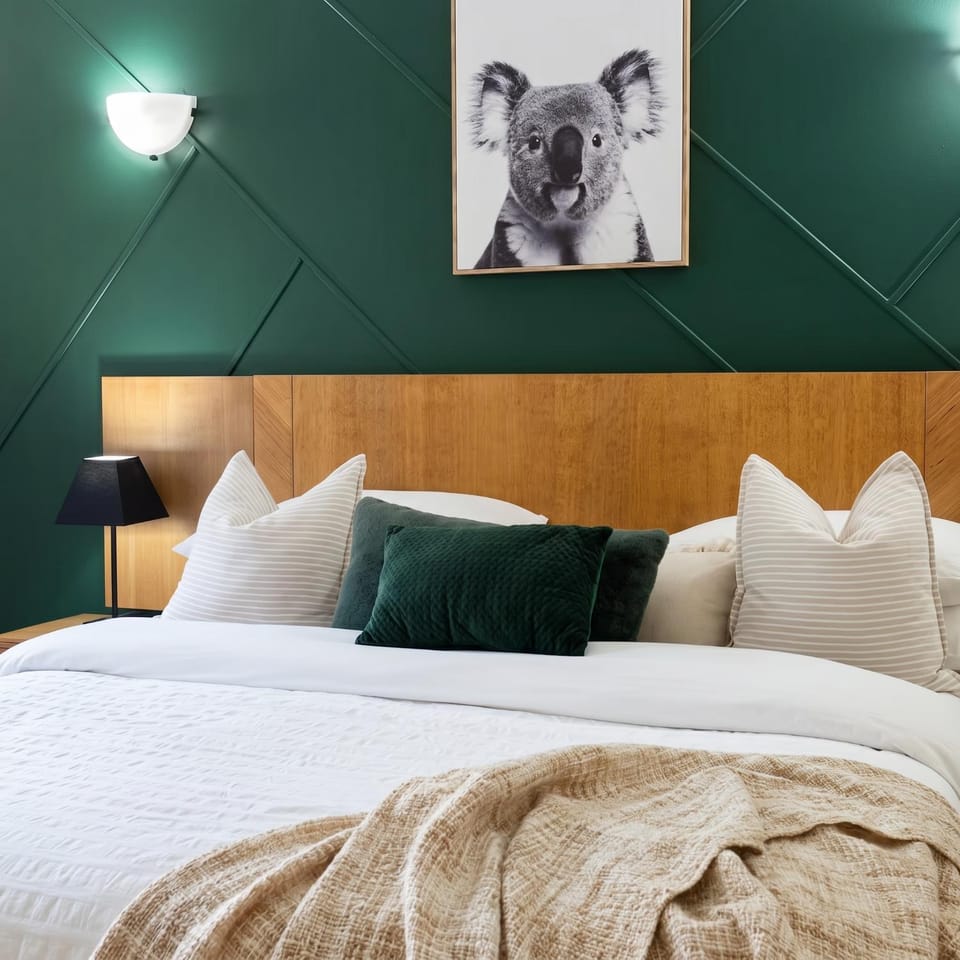 Bed, TV and multimedia, Bedroom