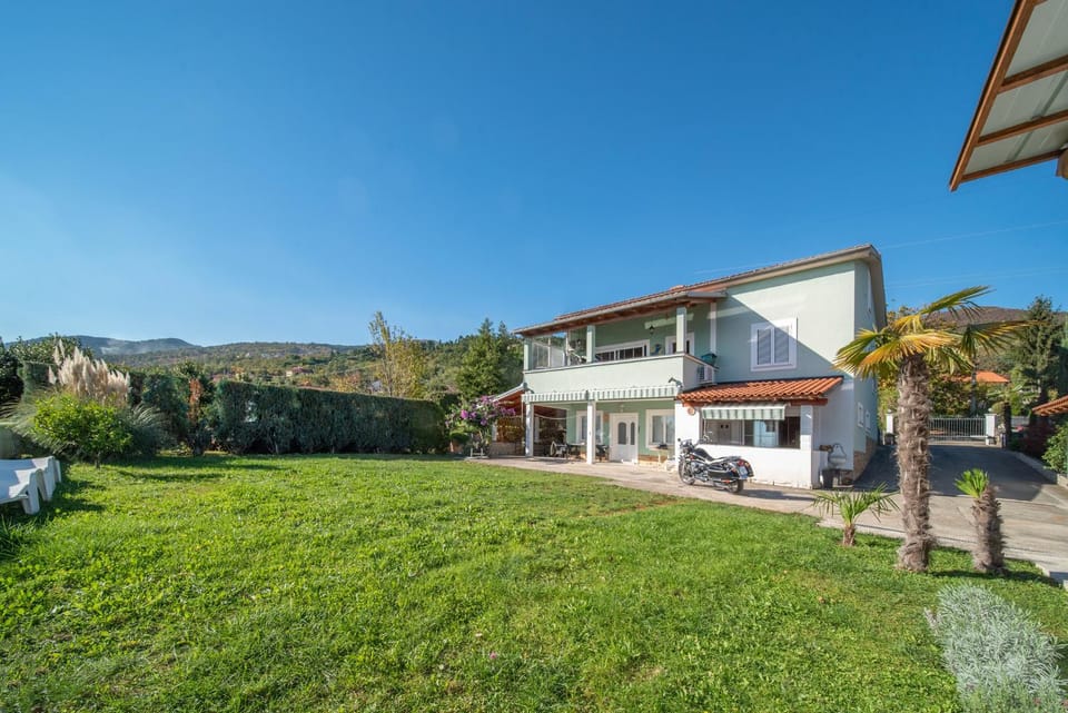 Property building, Natural landscape, Garden, Garden view, Mountain view