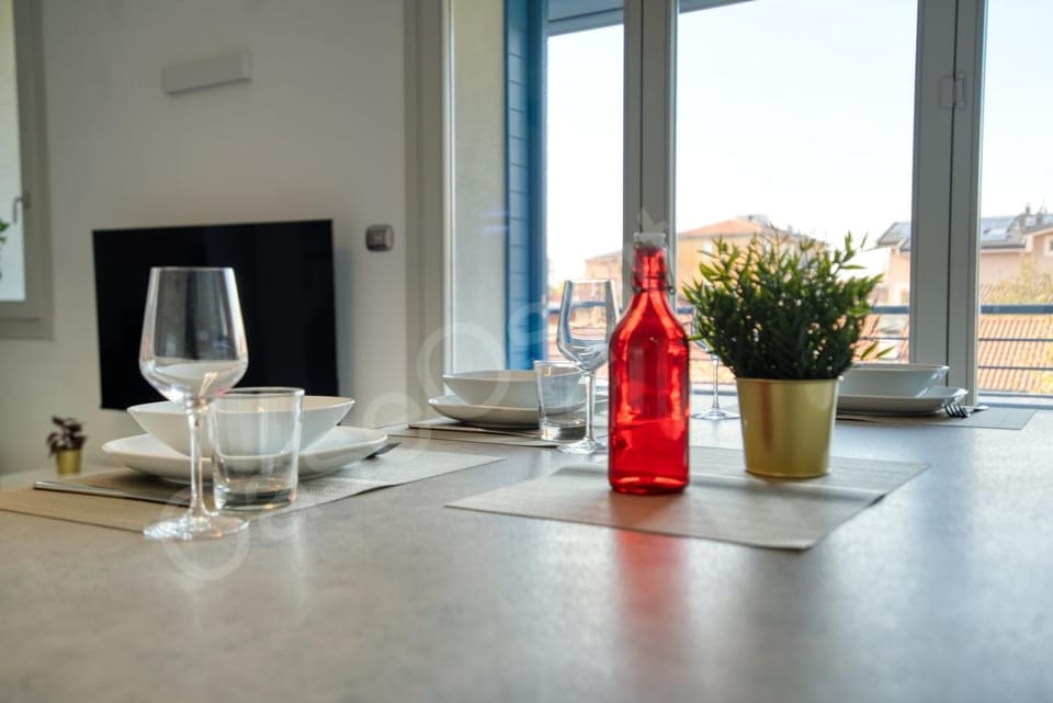 Dining area, kitchen