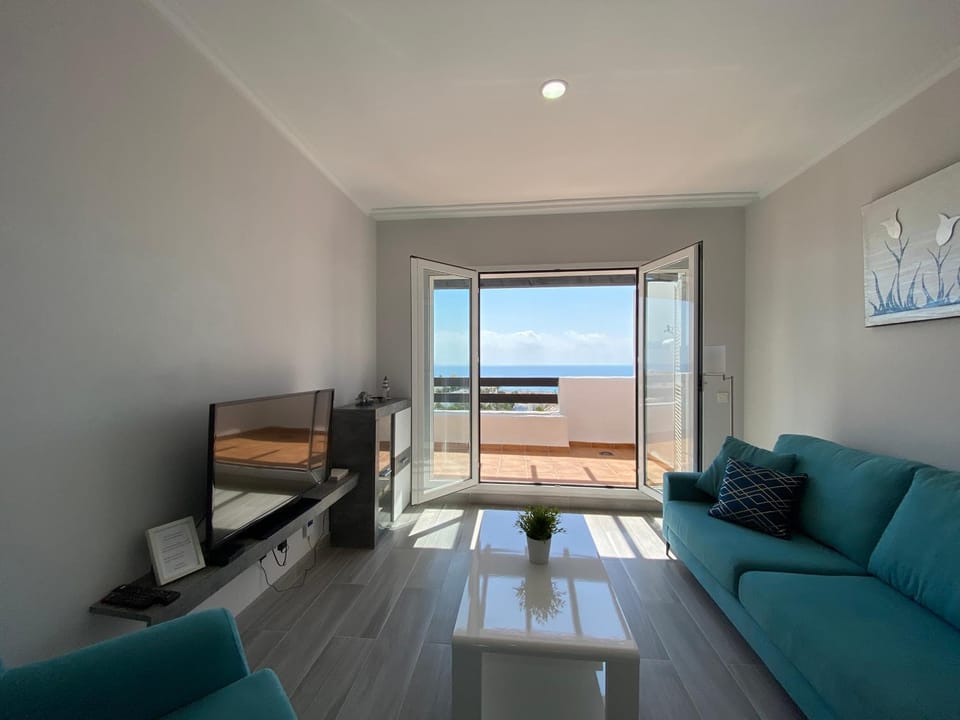 Communal lounge/ TV room, Natural landscape, TV and multimedia, Living room, Seating area, Evening entertainment, Sea view