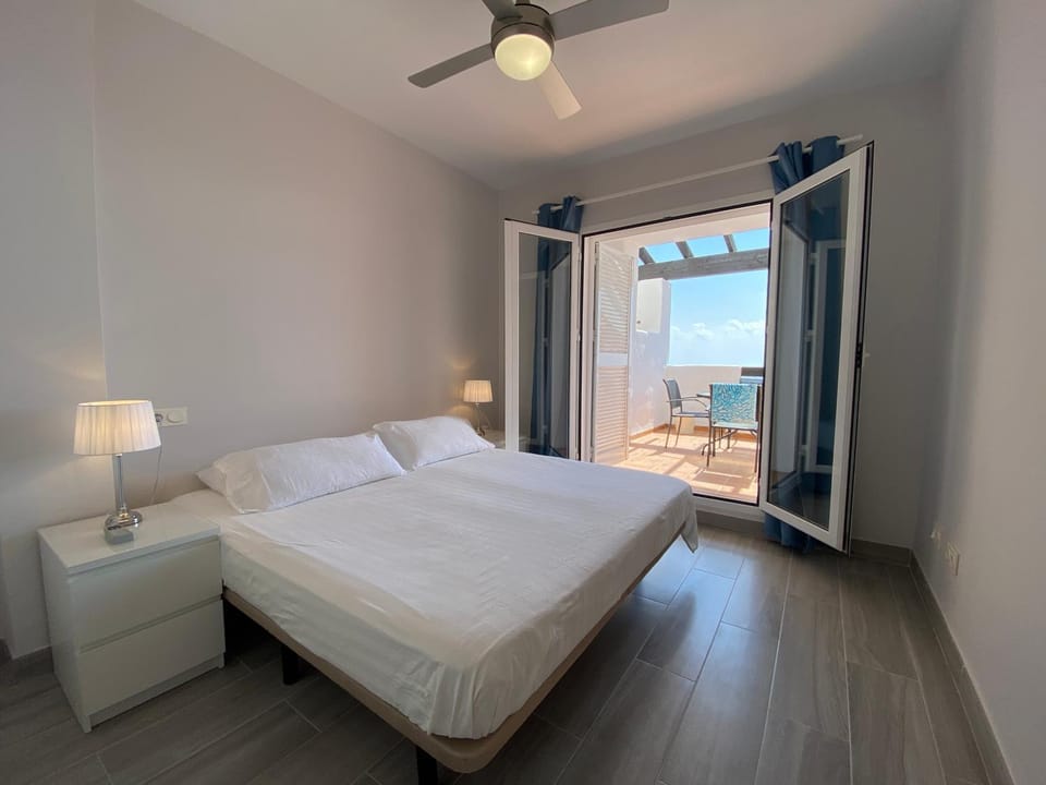 Bed, Natural landscape, Photo of the whole room, Bedroom, Sea view, fireplace