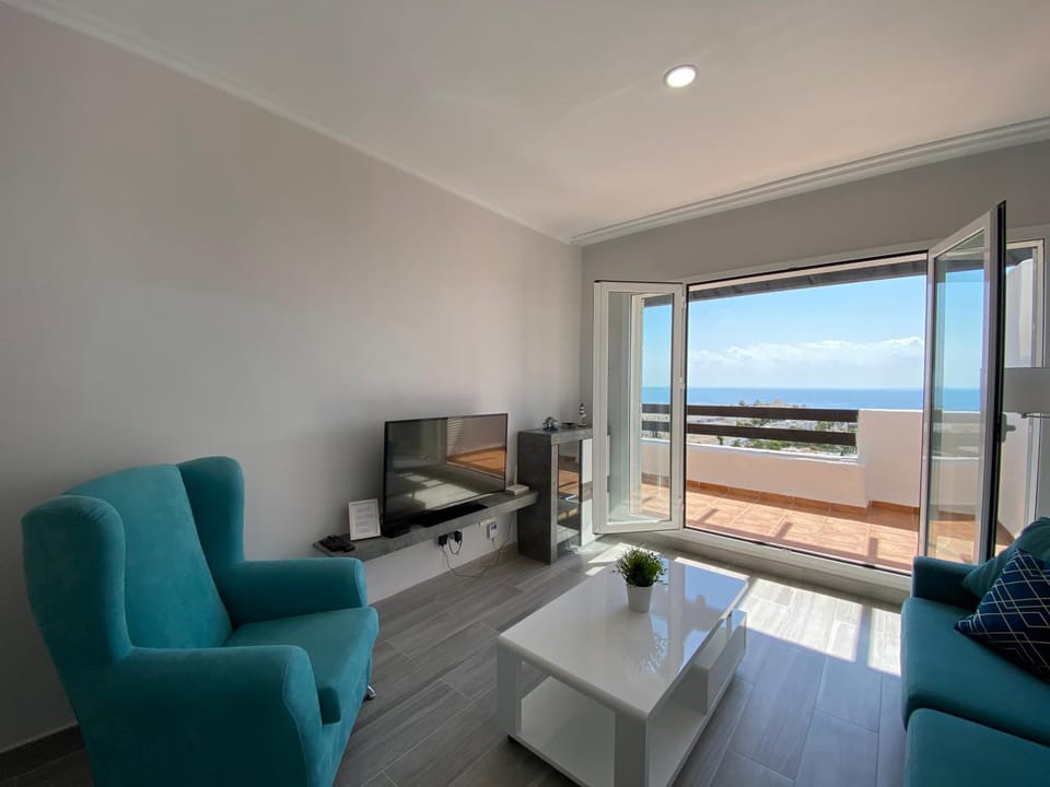 Communal lounge/ TV room, Natural landscape, TV and multimedia, View (from property/room), Balcony/Terrace, Living room, Seating area, Evening entertainment, Sea view