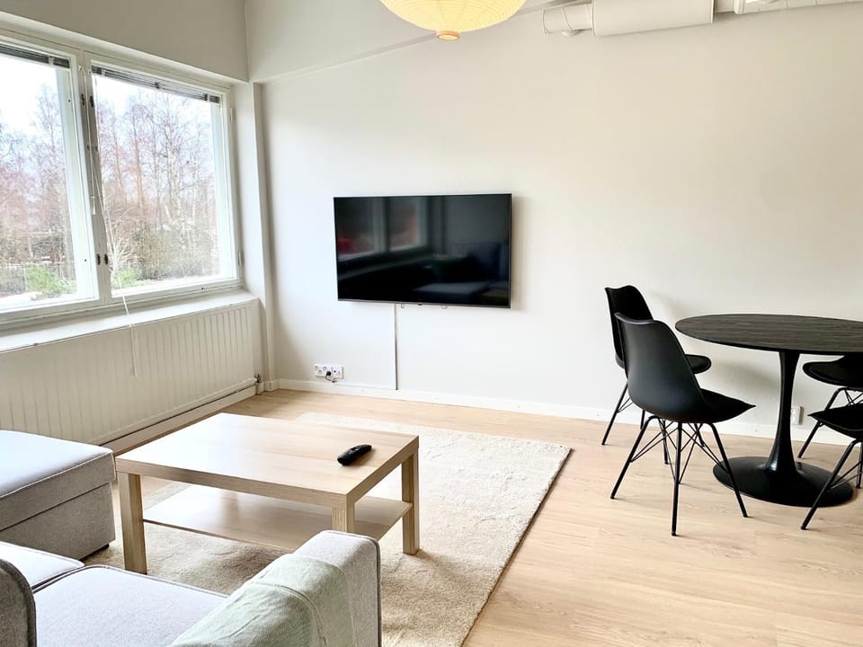 Communal lounge/ TV room, TV and multimedia, Living room, Seating area, Dining area, Evening entertainment