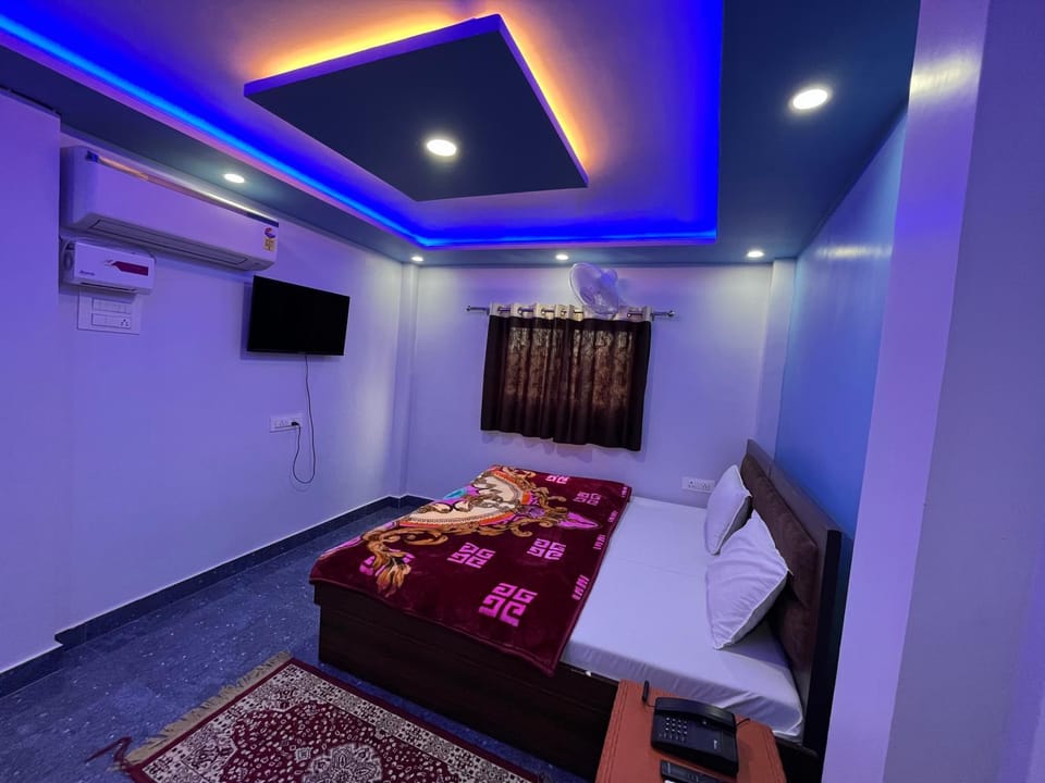 Bed, TV and multimedia, Bedroom, towels, air conditioner