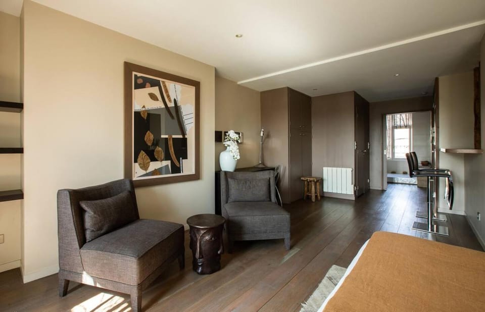 Photo of the whole room, Seating area