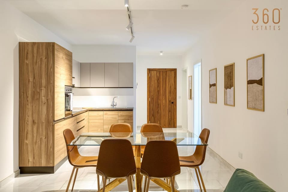 Kitchen or kitchenette, Dining area, minibar, oven, pet friendly, stove, wardrobe