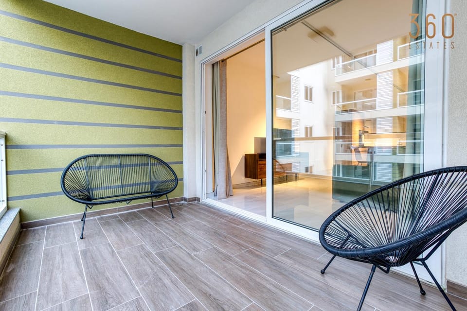 Patio, Day, Living room, Seating area