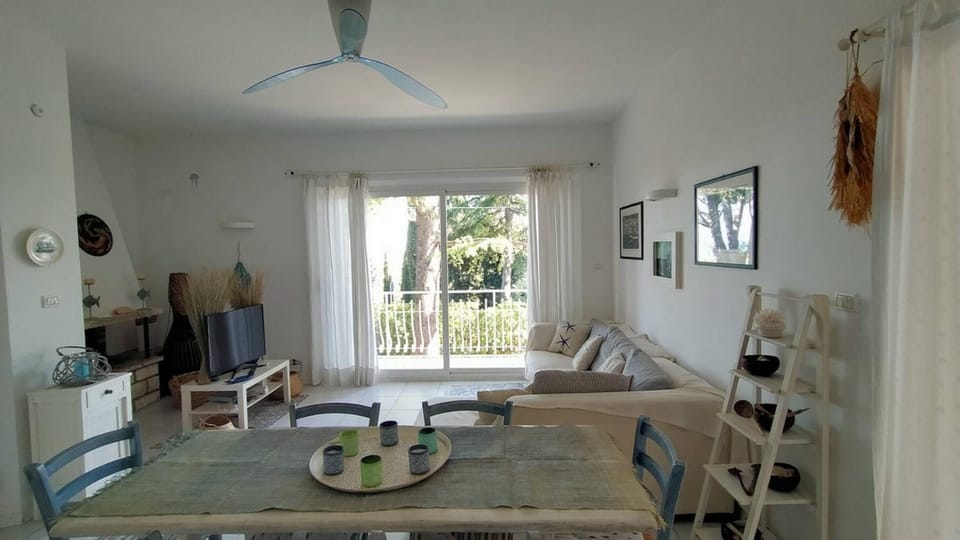 Communal lounge/ TV room, Dining area, Lunch