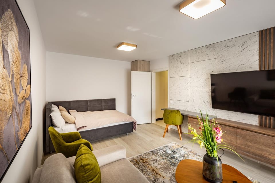 Bed, TV and multimedia, Living room, Seating area, Evening entertainment, Bedroom, Mountain view, Location, hair dresser, internet, internet, air conditioner, air conditioner