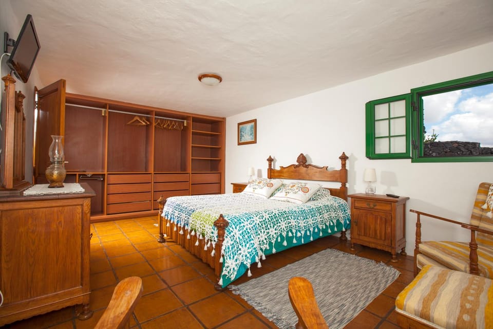 Bed, TV and multimedia, Photo of the whole room, Bedroom, wardrobe