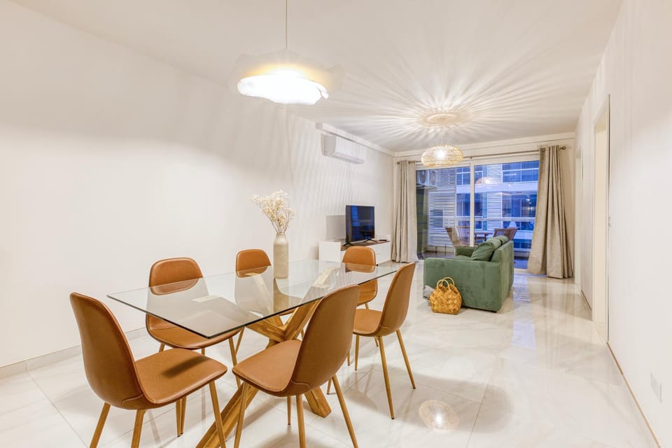TV and multimedia, Living room, Seating area, Dining area, air conditioner