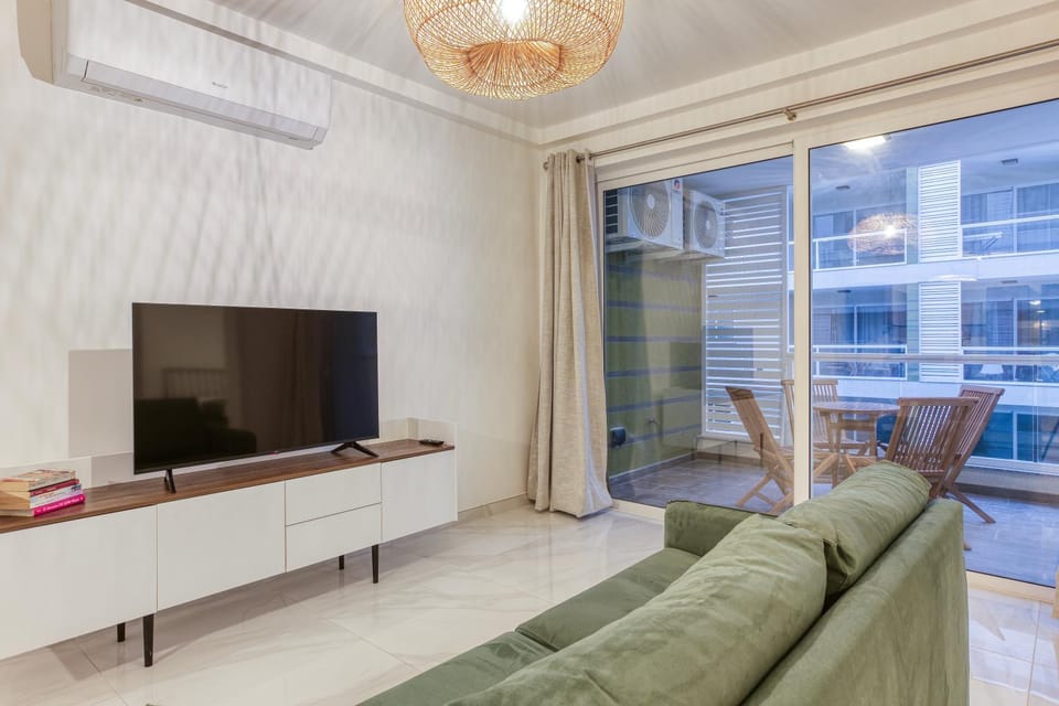 Communal lounge/ TV room, TV and multimedia, Living room, Seating area, Evening entertainment, air conditioner