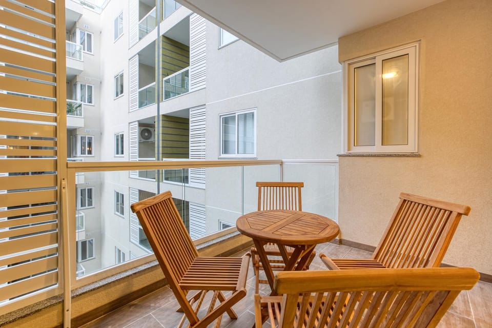 View (from property/room), Balcony/Terrace, Living room, Seating area, Dining area