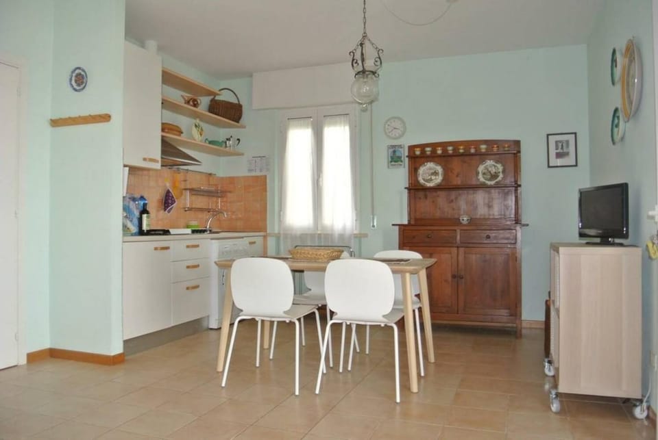 Communal lounge/ TV room, Kitchen or kitchenette, Kitchen or kitchenette, Lunch, stove, kitchen