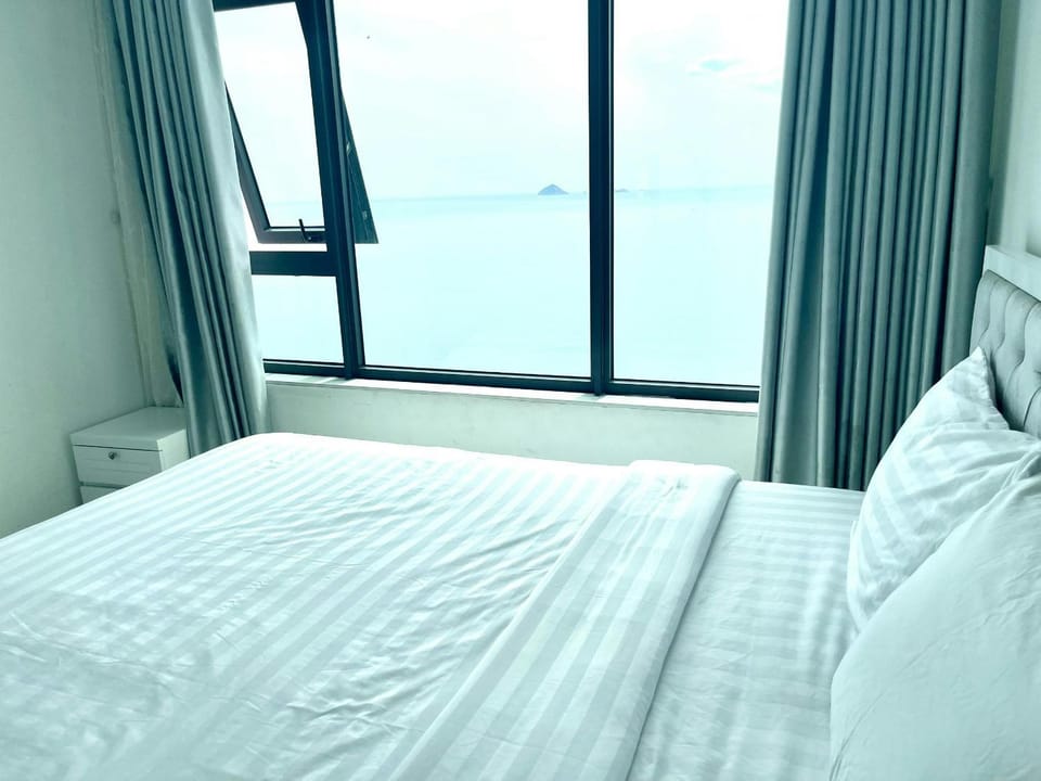 Bed, Natural landscape, Photo of the whole room, Bedroom