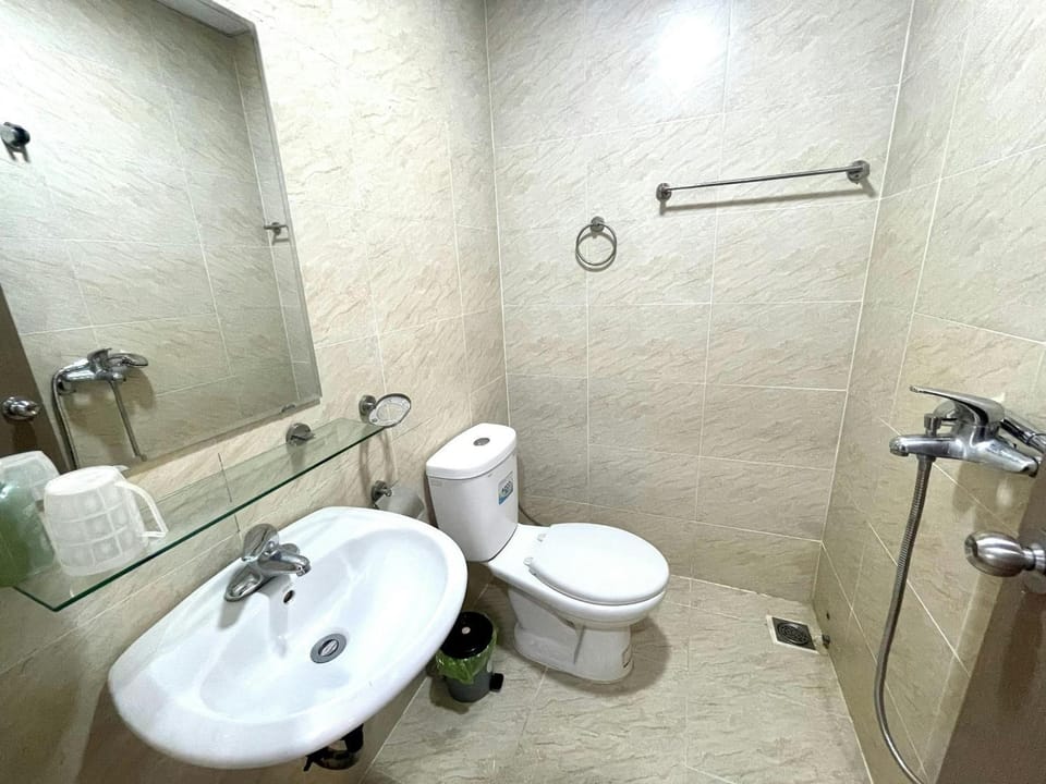 Shower, Toilet, Bathroom, bidet, towels