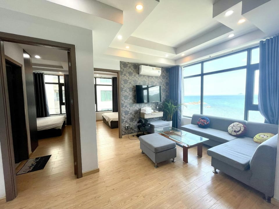 Bed, Natural landscape, TV and multimedia, Living room, Photo of the whole room, Seating area, Bedroom, Sea view
