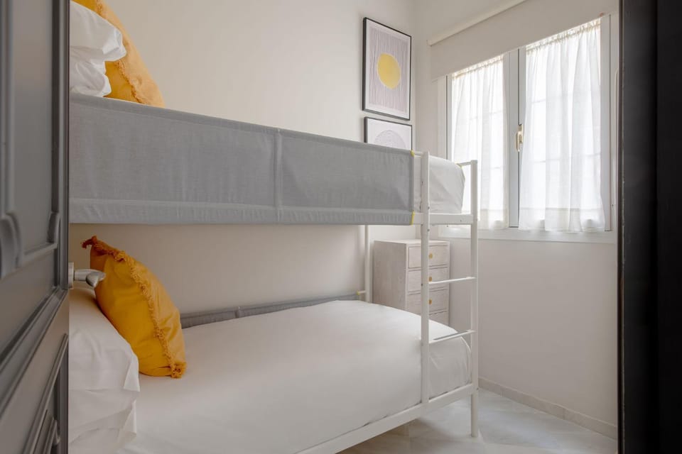 Bedroom, bunk bed