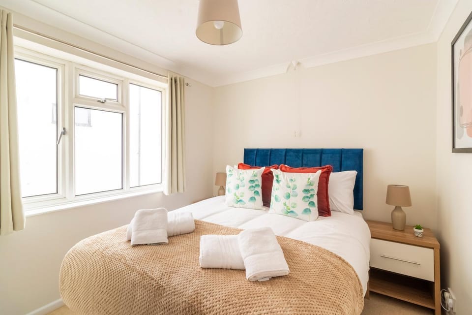 Panoramic Sea View 2 bedroom Sleeps 6-Free Parking Apartment in Bournemouth