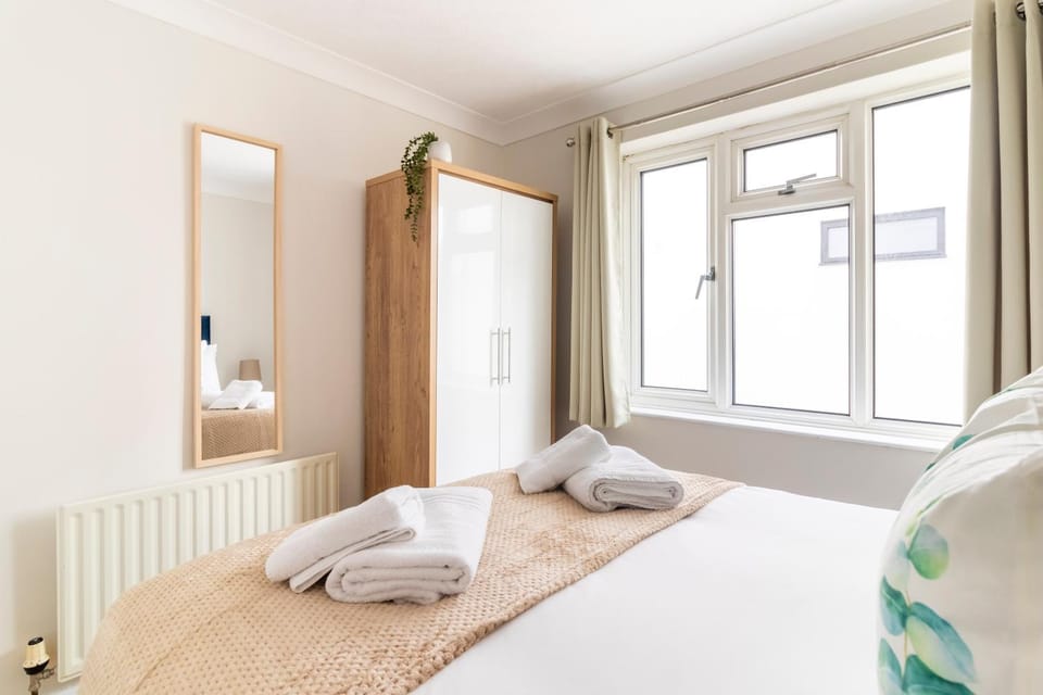 Panoramic Sea View 2 bedroom Sleeps 6-Free Parking Apartment in Bournemouth