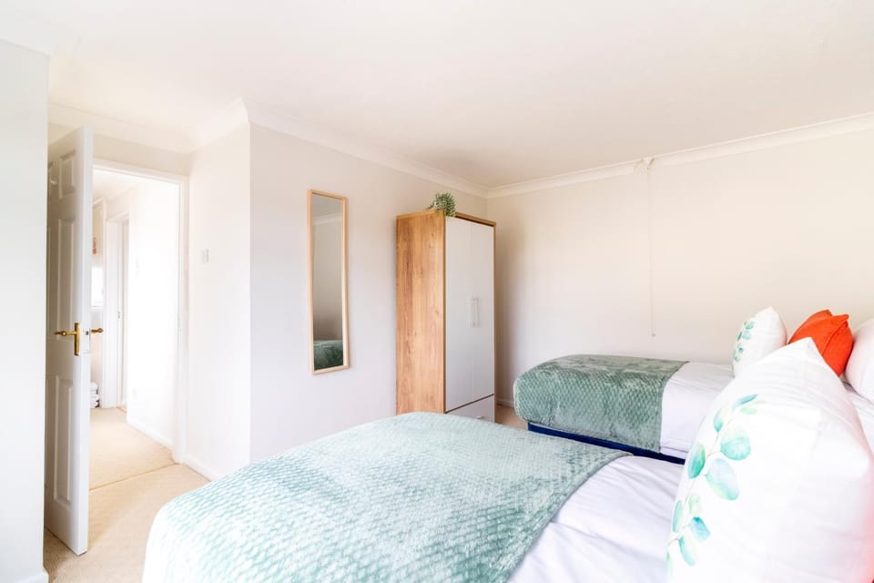 Panoramic Sea View 2 bedroom Sleeps 6-Free Parking Apartment in Bournemouth