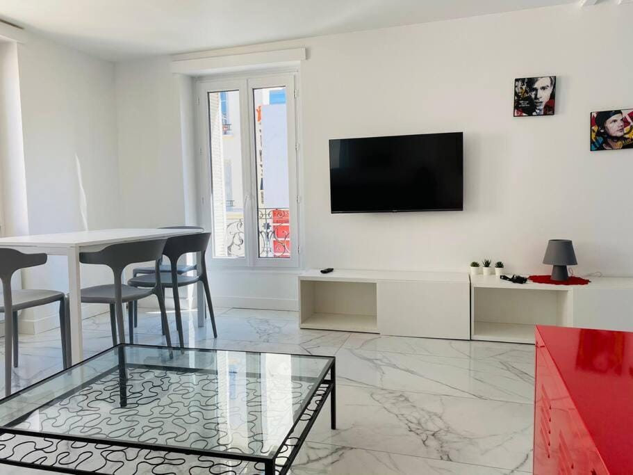 TV and multimedia, Living room, Seating area, Dining area