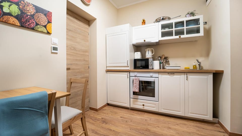 Coffee/tea facilities, Kitchen or kitchenette, Dining area, minibar, oven, pet friendly, toaster