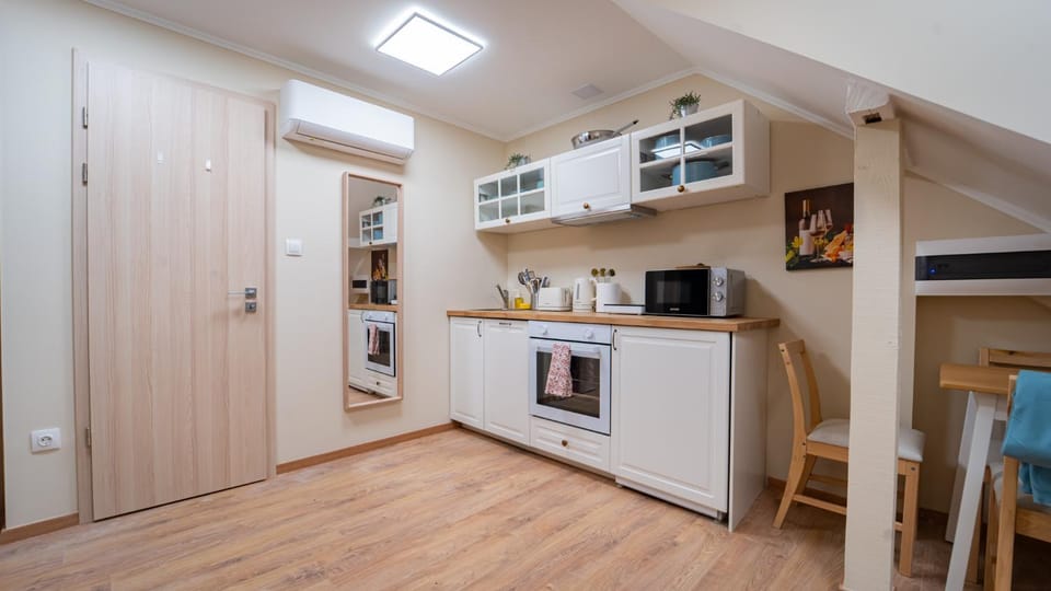 Kitchen or kitchenette, Dining area, dishwasher, minibar, oven, pet friendly, toaster