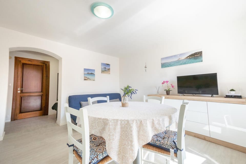 TV and multimedia, Living room, Seating area, Dining area