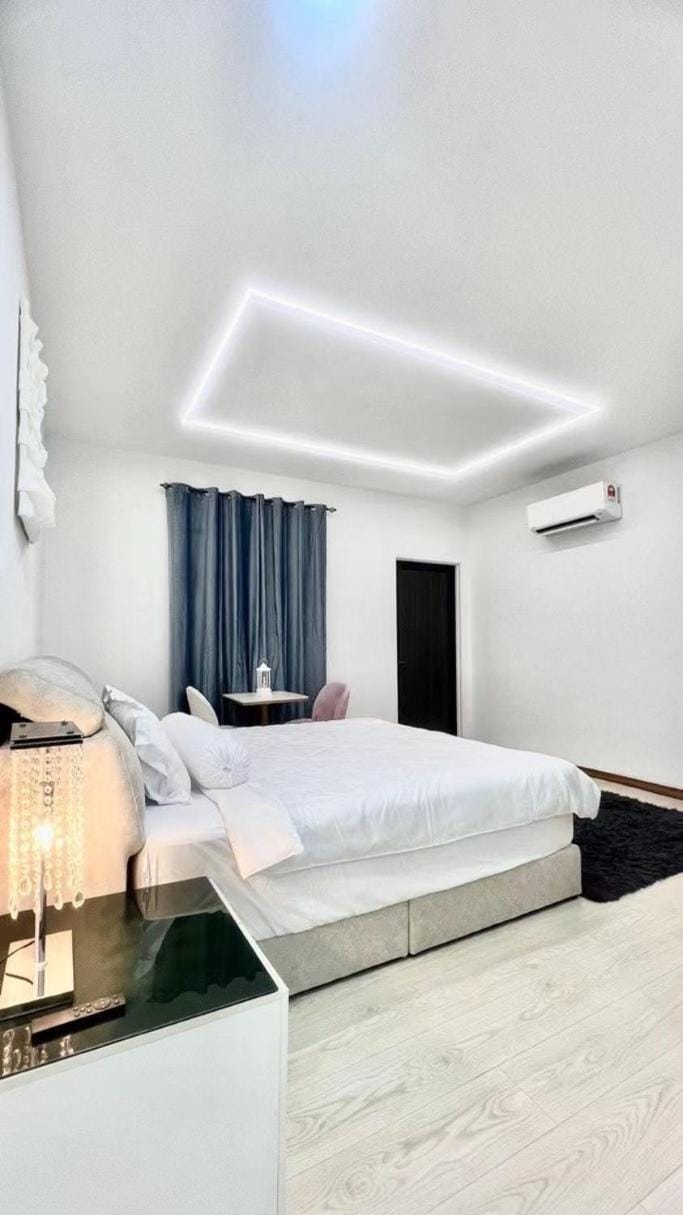 Bed, Photo of the whole room, Bedroom, air conditioner