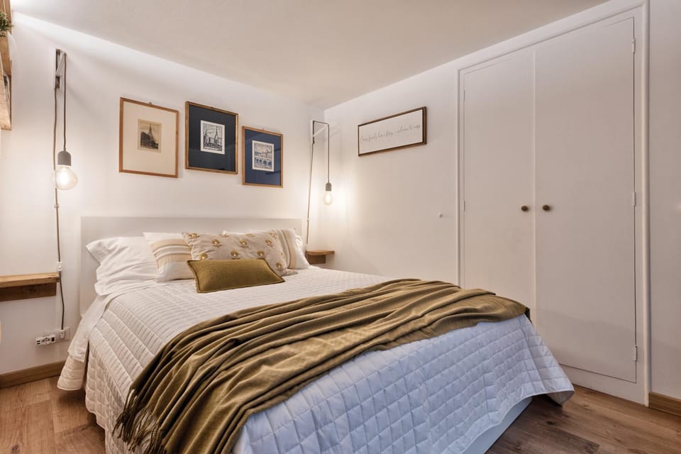 Bed, Photo of the whole room, Bedroom, wardrobe