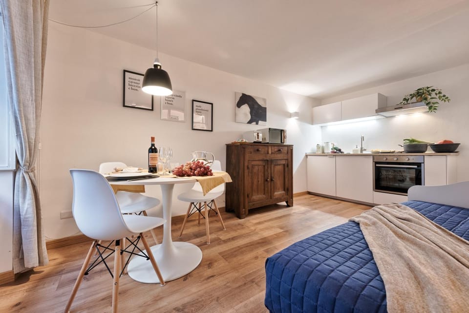 Kitchen or kitchenette, Living room, Seating area, Dining area, minibar, pet friendly