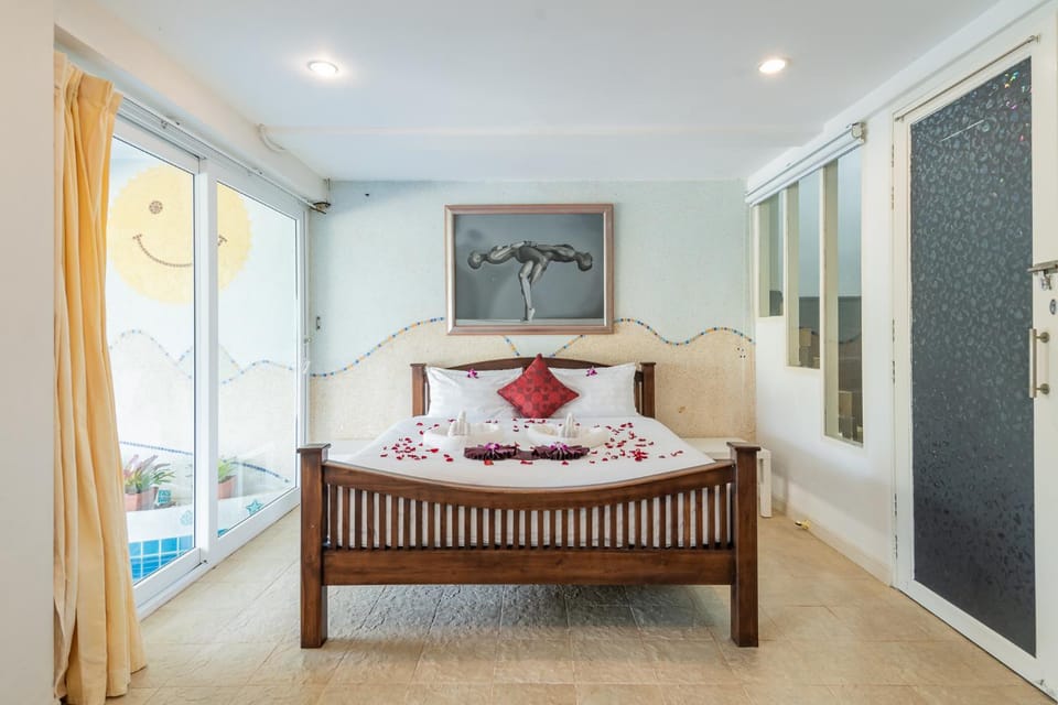 Bed, Photo of the whole room, Bedroom, towels