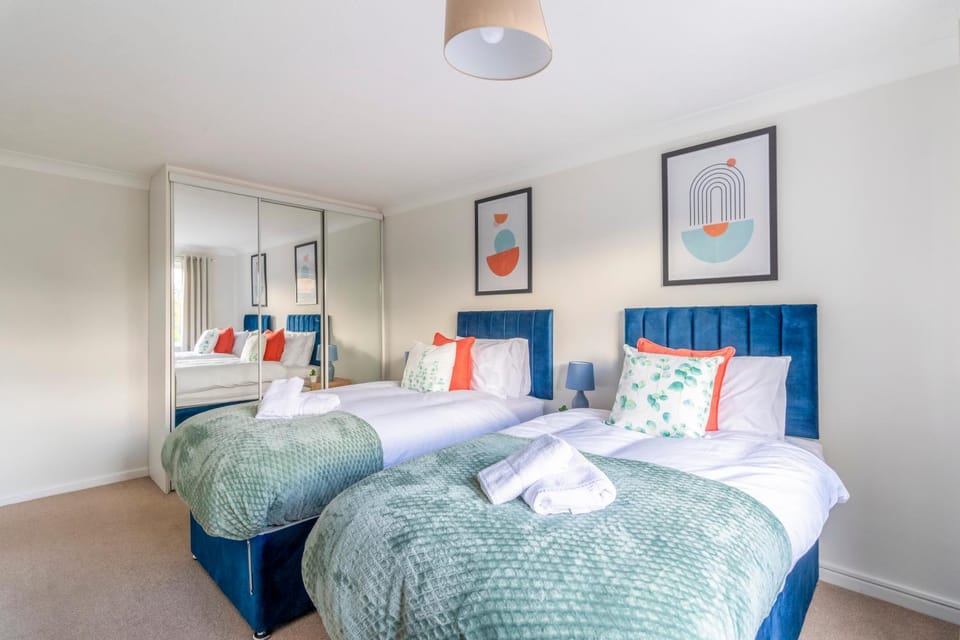 Trendy Sea View 2 bedroom Sleeps 6 - Free Parking Apartment in Bournemouth