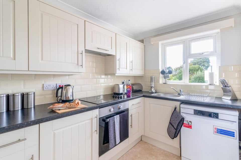 Trendy Sea View 2 bedroom Sleeps 6 - Free Parking Apartment in Bournemouth