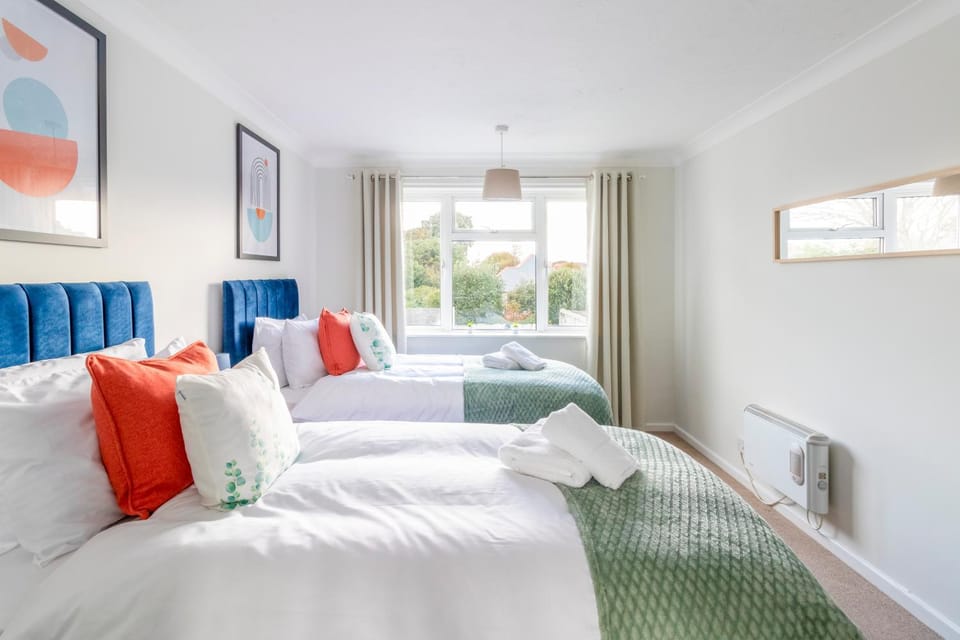 Trendy Sea View 2 bedroom Sleeps 6 - Free Parking Apartment in Bournemouth
