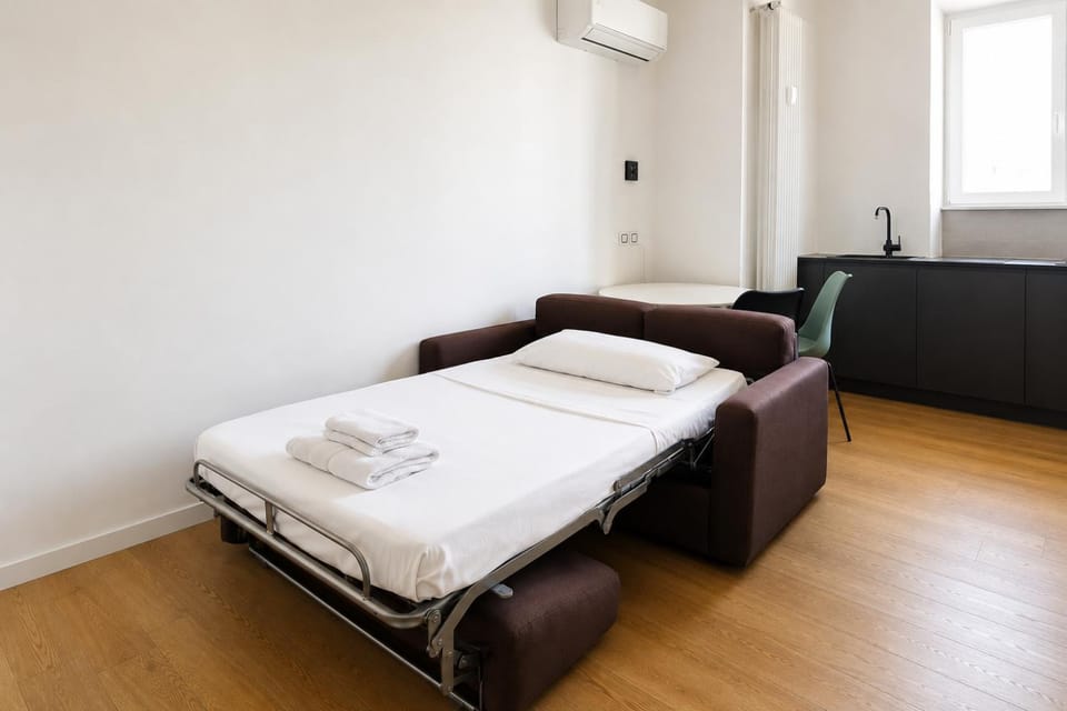 Bed, Living room, Photo of the whole room, Seating area, Bedroom, towels, air conditioner