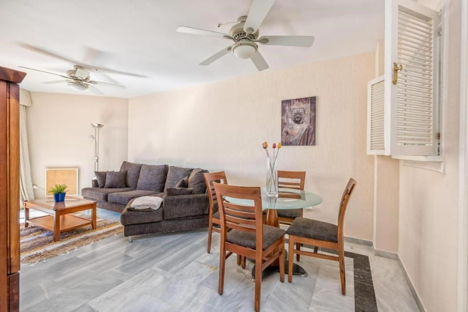 Living room, Seating area, Dining area, fireplace