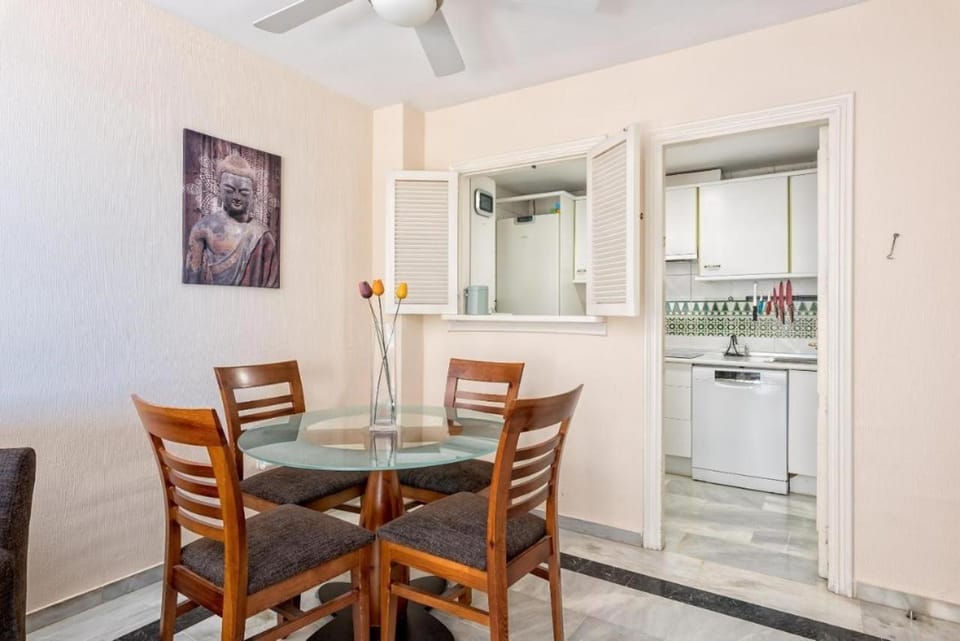 Kitchen or kitchenette, Dining area