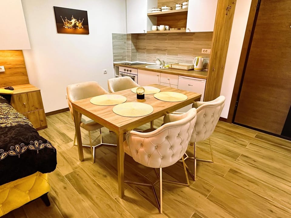 Kitchen or kitchenette, Dining area