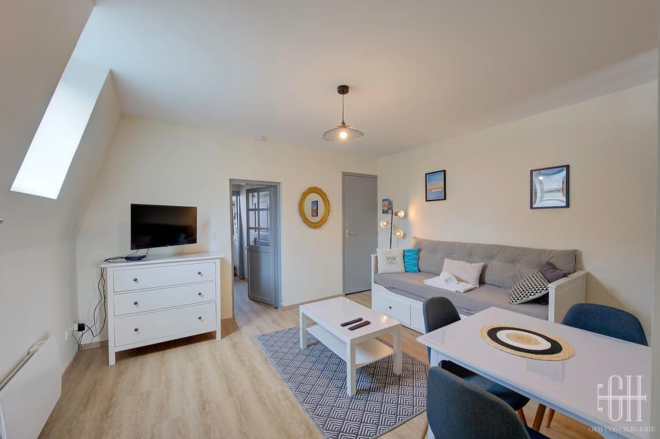 Bed, TV and multimedia, Living room, Photo of the whole room, Bedroom