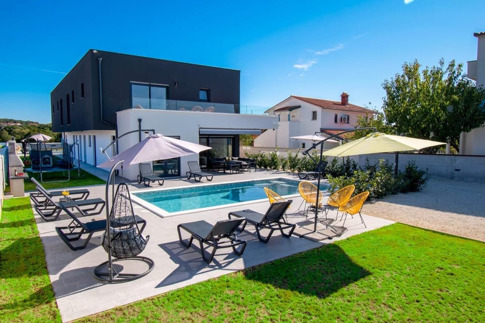 Villa Elite 1 & 2 with Two Heated Pools - by Istrabook Villa in Pula