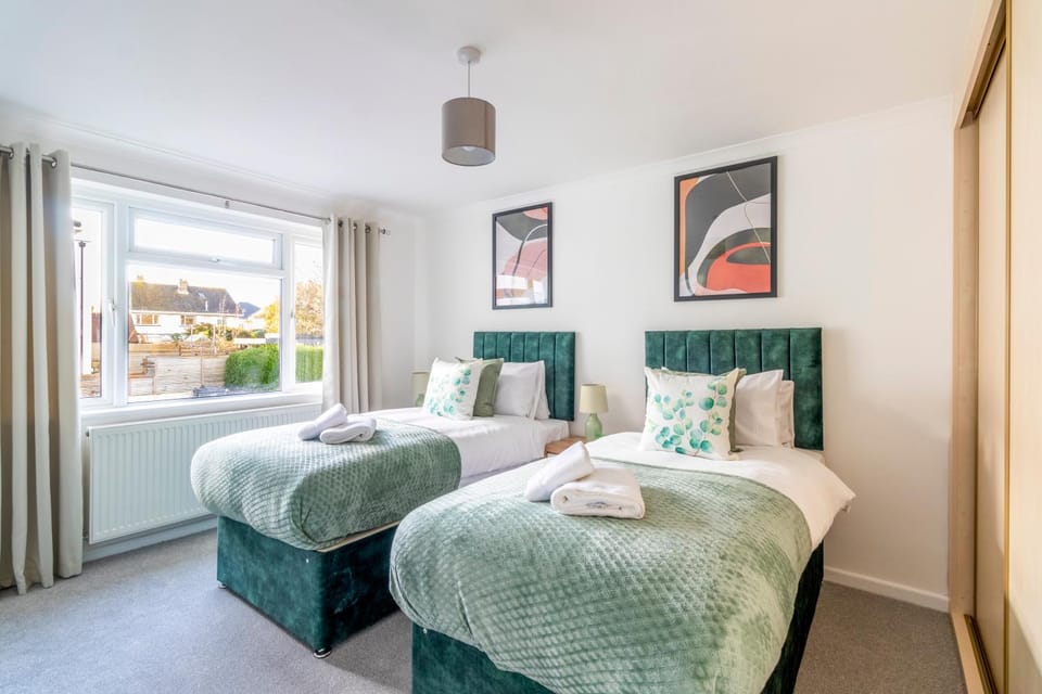 Large Sea View 2 bedroom Sleeps 6 - Free Parking Apartment in Bournemouth