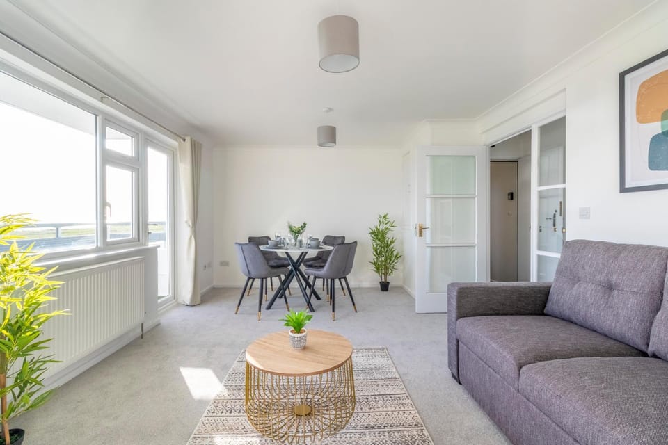 Large Sea View 2 bedroom Sleeps 6 - Free Parking Apartment in Bournemouth