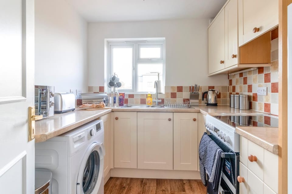 Large Sea View 2 bedroom Sleeps 6 - Free Parking Apartment in Bournemouth