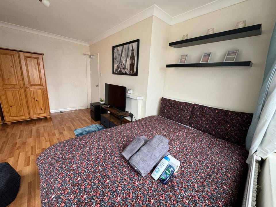 Huge and affordable 3 bedroom flat in Hammersmith for 7 people with welcome breakfast Apartment in London