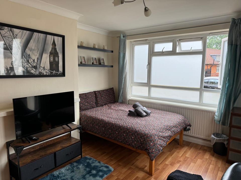 Huge and affordable 3 bedroom flat in Hammersmith for 7 people with welcome breakfast Apartment in London