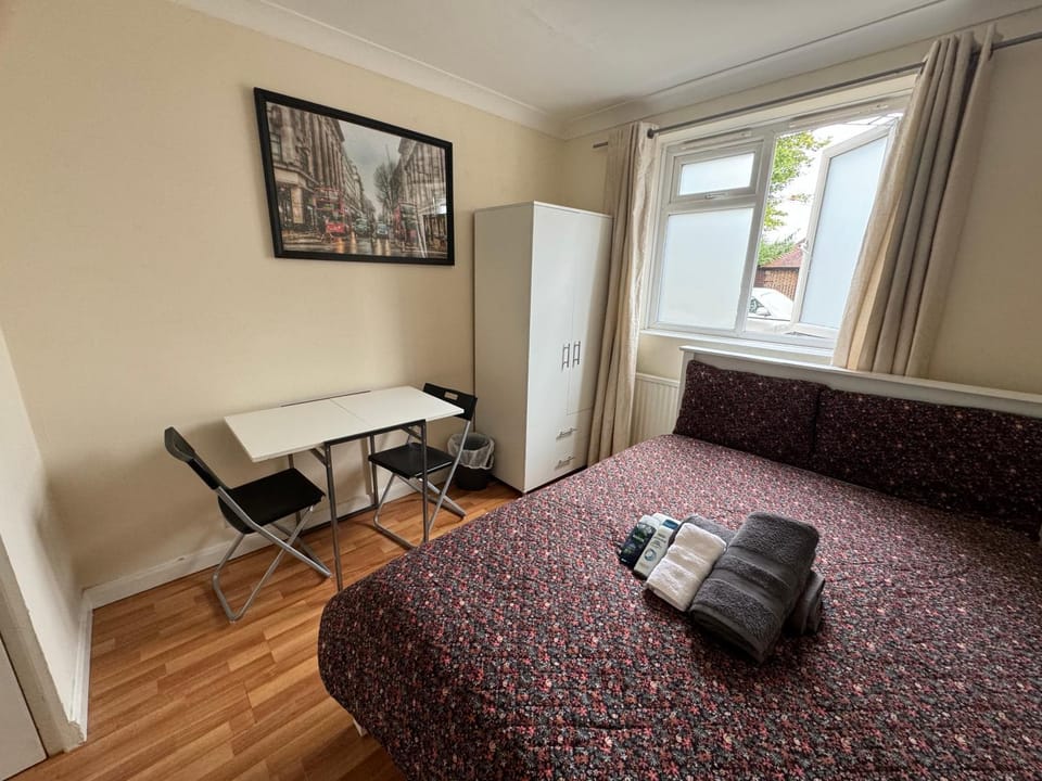 Huge and affordable 3 bedroom flat in Hammersmith for 7 people with welcome breakfast Apartment in London