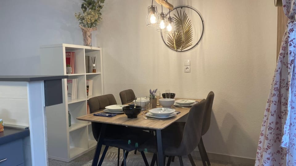 Kitchen or kitchenette, Seating area, Dining area